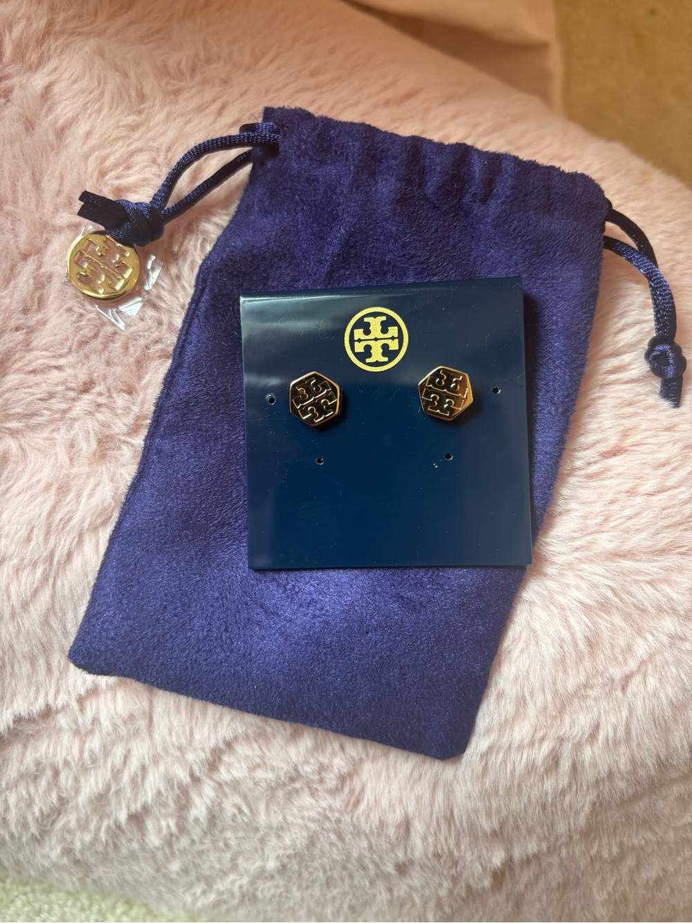 NIP Tory Burch Gold Logo earrings with purple Pouch